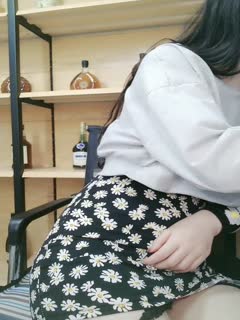 【国产馆】脱下唐服美少女用柔软的小手和小脚为寂寞的男人服务最后还射了